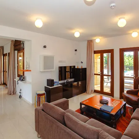 Luxury Aj04 With Private Heated Pool & Jacuzzi, Services Inc, Aphrodite Hills